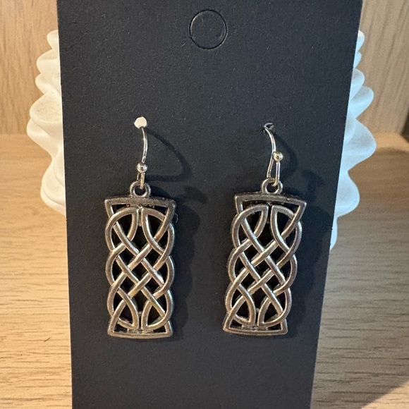 Elegant Silver Earrings - Picture 1 of 1